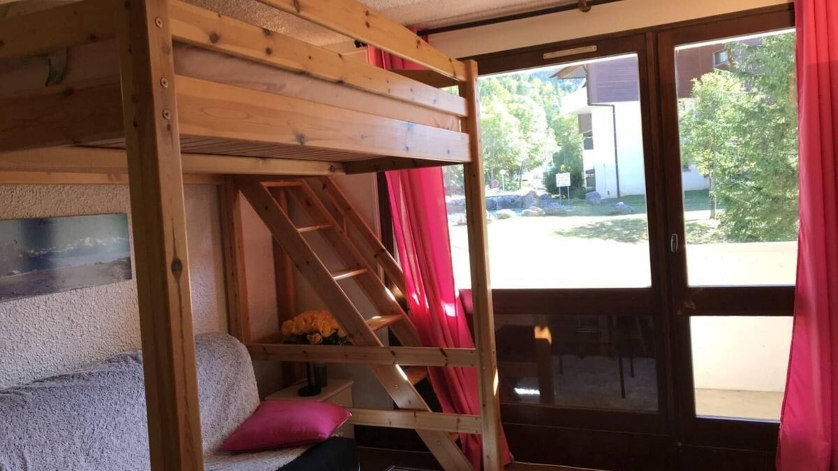 Correncon-en-Vercors Apartment | Wifi, ski-in/ski-out & foot of the slopes, 1st floor, balcony, tv, ski locker, 24m², Villard de Lans