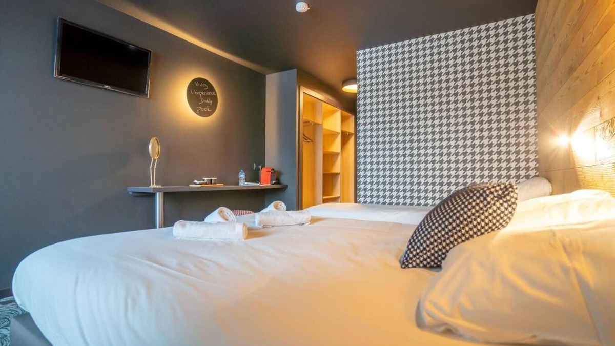 Saint-Chaffrey Hotel | Wifi, view mountain, swimming pool, sauna, hammam, balcony, parking, ski locker, 20m²