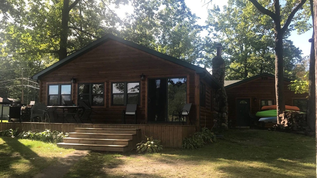 Gladwin Cabin | Wiggins Lakefront, dock and beach! Kayaks, paddle boats & MORE! UP NORTH FEEL!