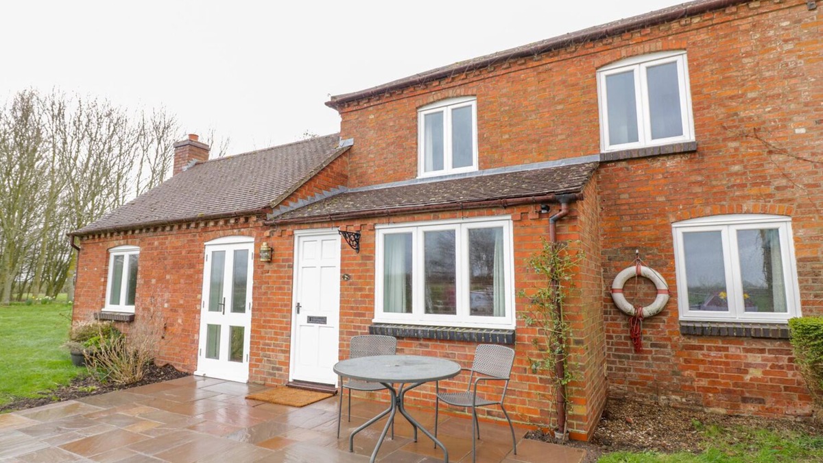 Napton-on-the-Hill Cottage | WIGRAMS CANALSIDE COTTAGE, pet friendly in Napton-On-The-Hill