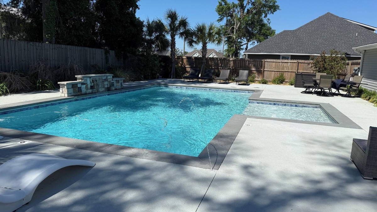 Lake Park House | Wild Adventures Escape with King Bed & Resort Style Pool