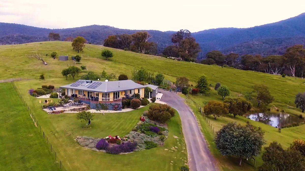 Merrijig House | WILD DOG RISE - sleeps 16 -base MT BULLER Perfect ski Getaway - local discounts