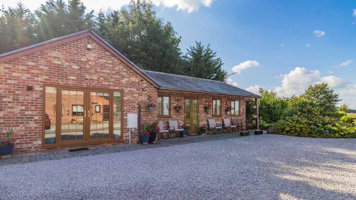Appley Bridge Cottage | WILD DUCK LODGE, family friendly, with a garden in Mawdesley