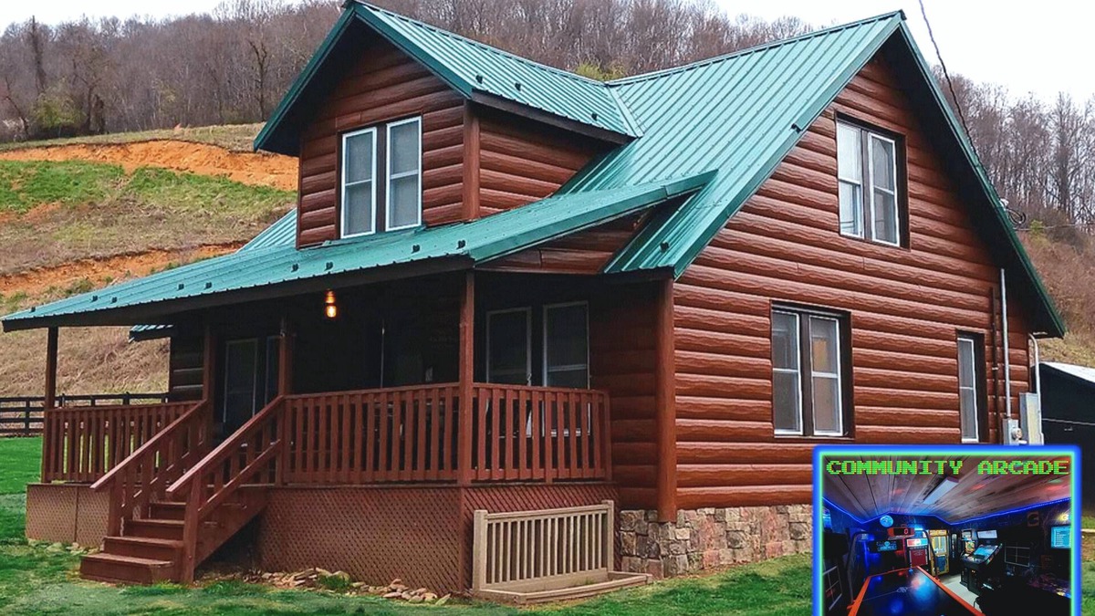 Wilson Creek Cabin | Wild Horse Lodge at Highland Hideaways near Grayson Highlands - Arcade/Theatern