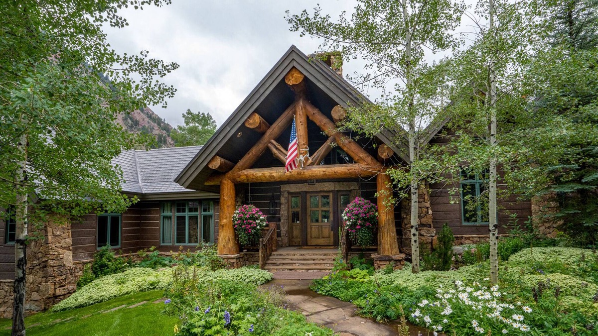 Aspen House | Wild Rose Lodge with Amazing Mountain Views