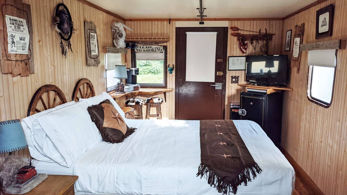 Sequim Hotel | Wild West at Olympic Railway Inn - Pet Friendly