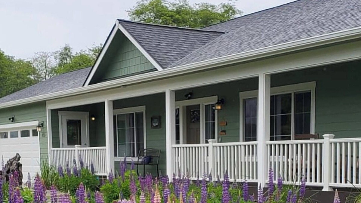 Forks House | ★ Wild West Coast Getaway ★ Hot Tub ★ game room ★ Starlink ★ creek ★ in town ★
