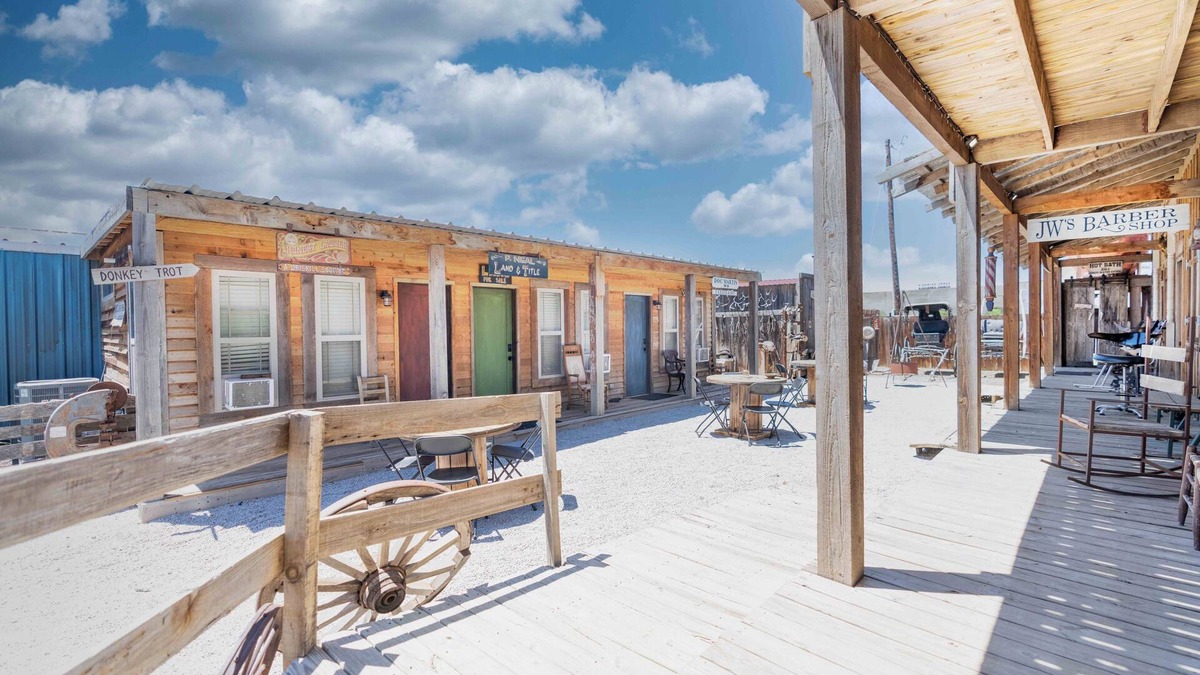 Early Cabin | Wild West Town Los Trece - 5-bedroom/2-bathroom Lodge, Pool, Hot Tub