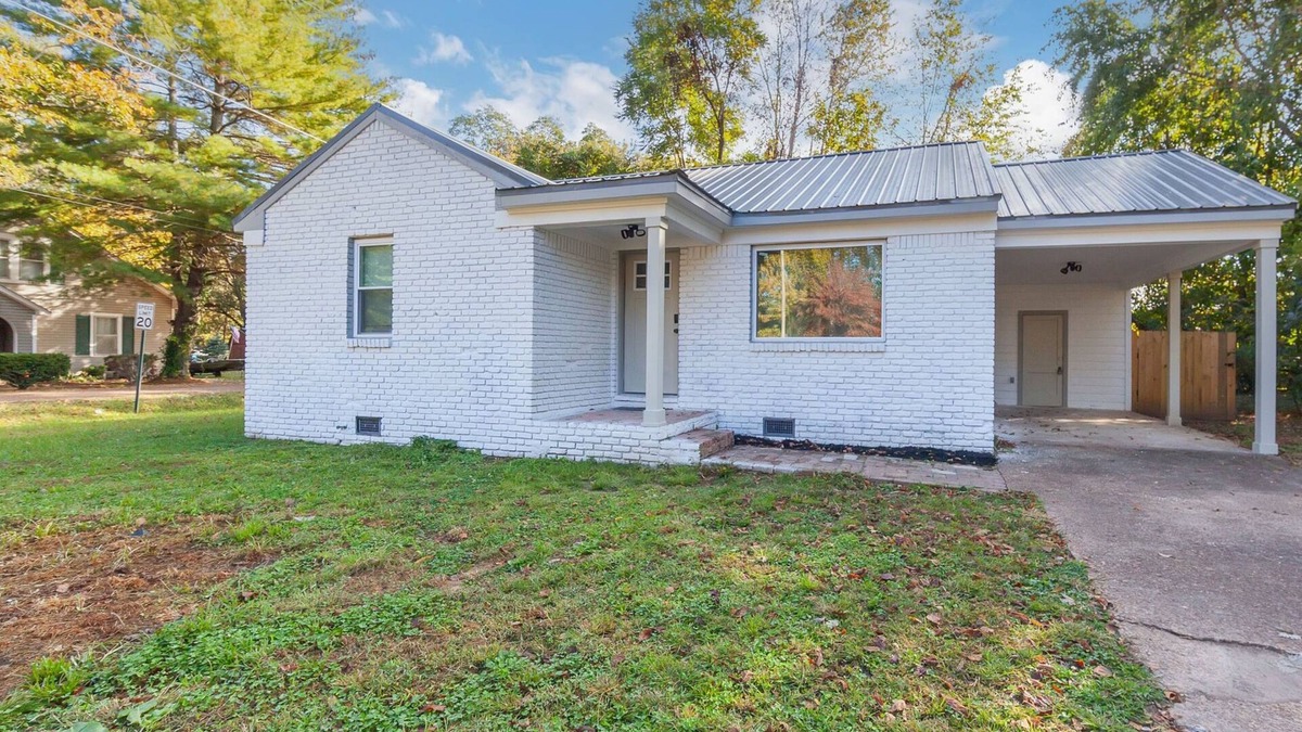 McKenzie House | Wildcat Retreat, newly remodeled home .6 miles away from Bethel University!
