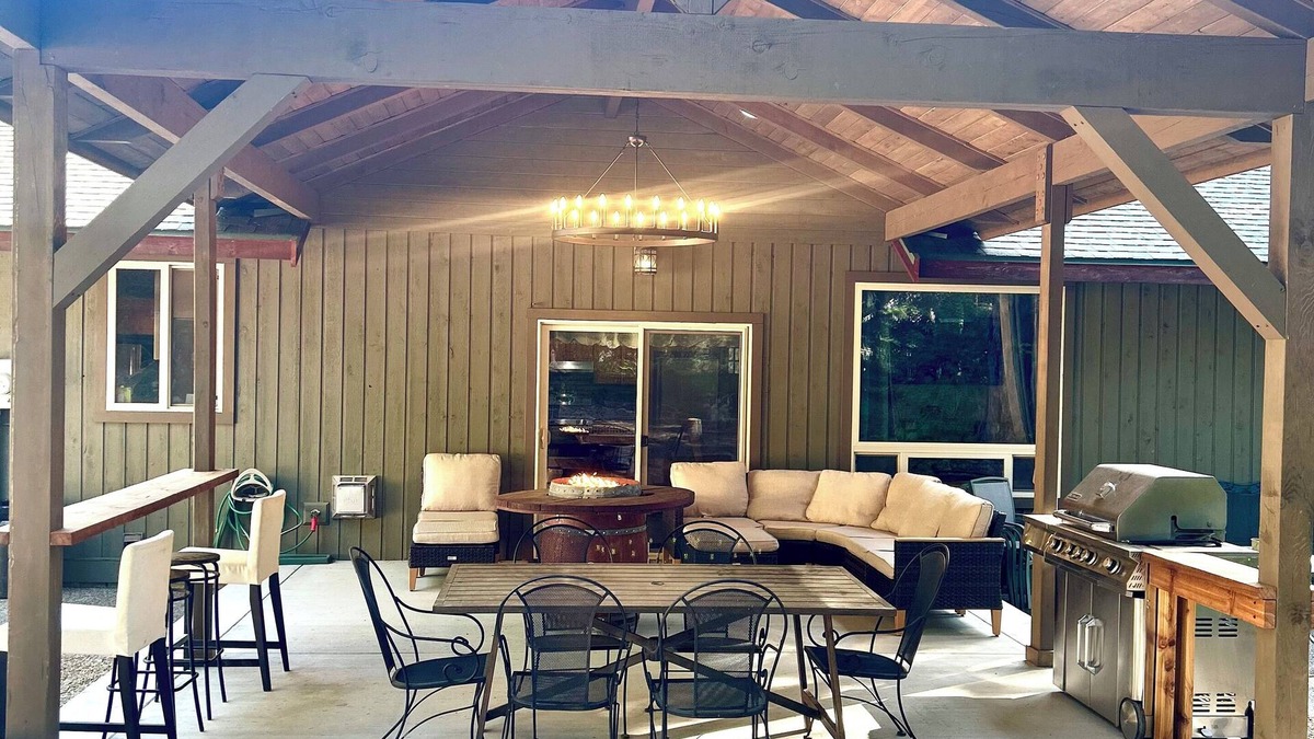 Ronald Cabin | Wilderness&Wanderlust. WiFi, pool access, trails,lake,town.Cabin life elevated.