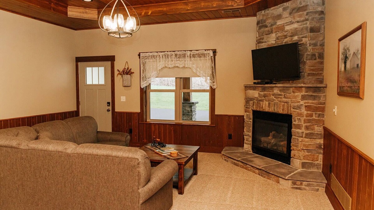 Dundee Cabin | Wildflower Paradise: Luxury Lodge Suite in Amish Country