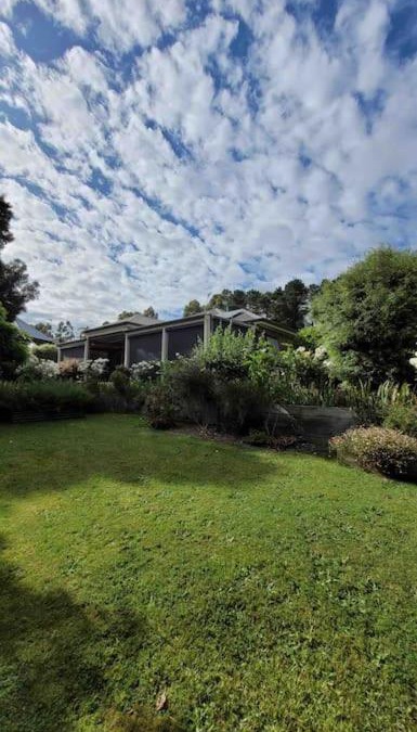 Ballarat East Apartment | Wildlife Park at your door!