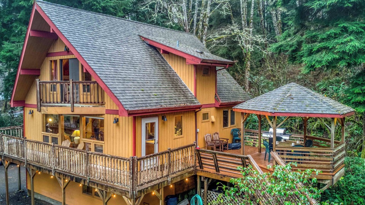 Cloverdale House | Wildlife, Views, Secluded Rustic Beauty in this Roomy Cabin Near Pacific City!