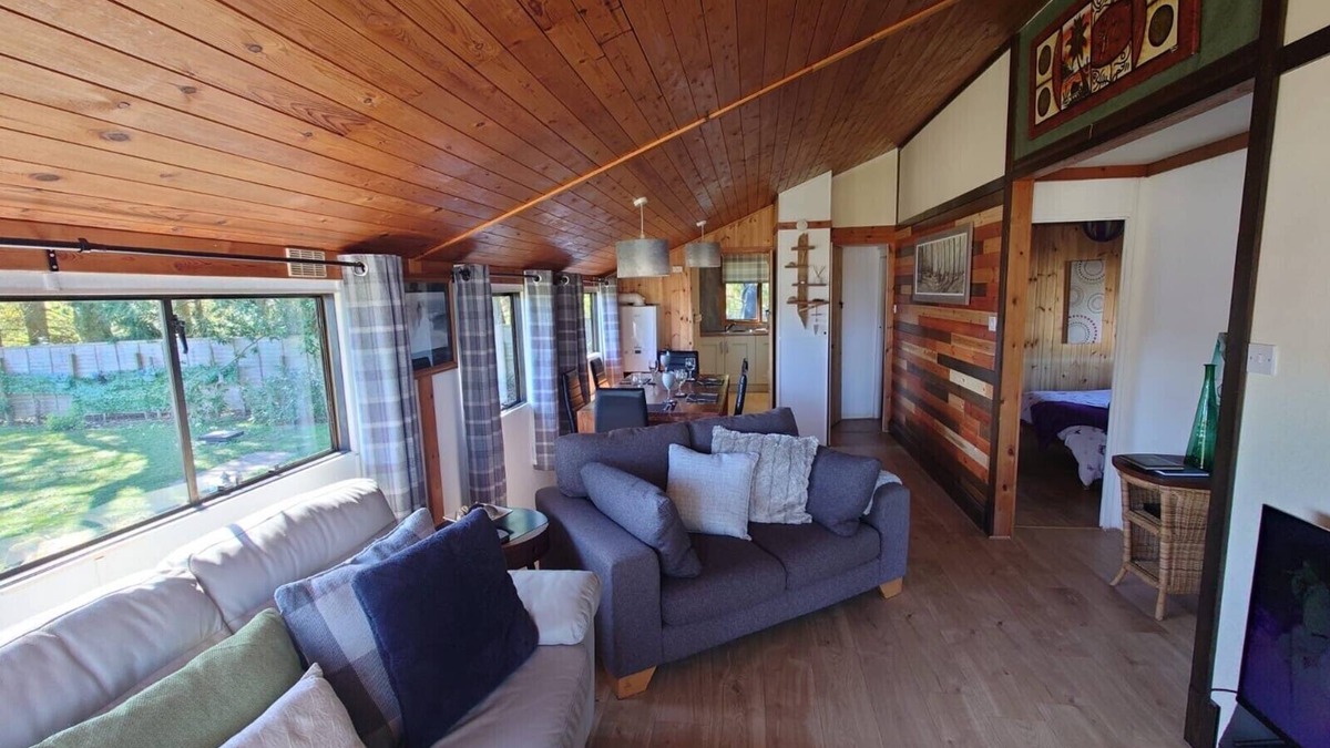 Beattock Cabin | Wildwood Cabin - Sleeps 6, Hot Tub & Parking