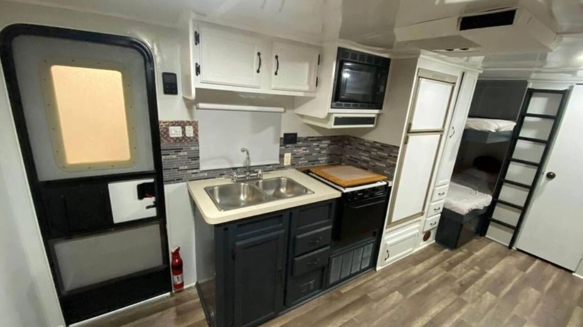 Dover House | Wildwood Camper De Sleeps 5