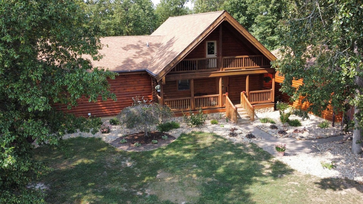 Texico Cabin | Wildwood Escape Cabin - Lake, Kayaks, Fishing, Dock, Patio, Garden, Huge Firepit