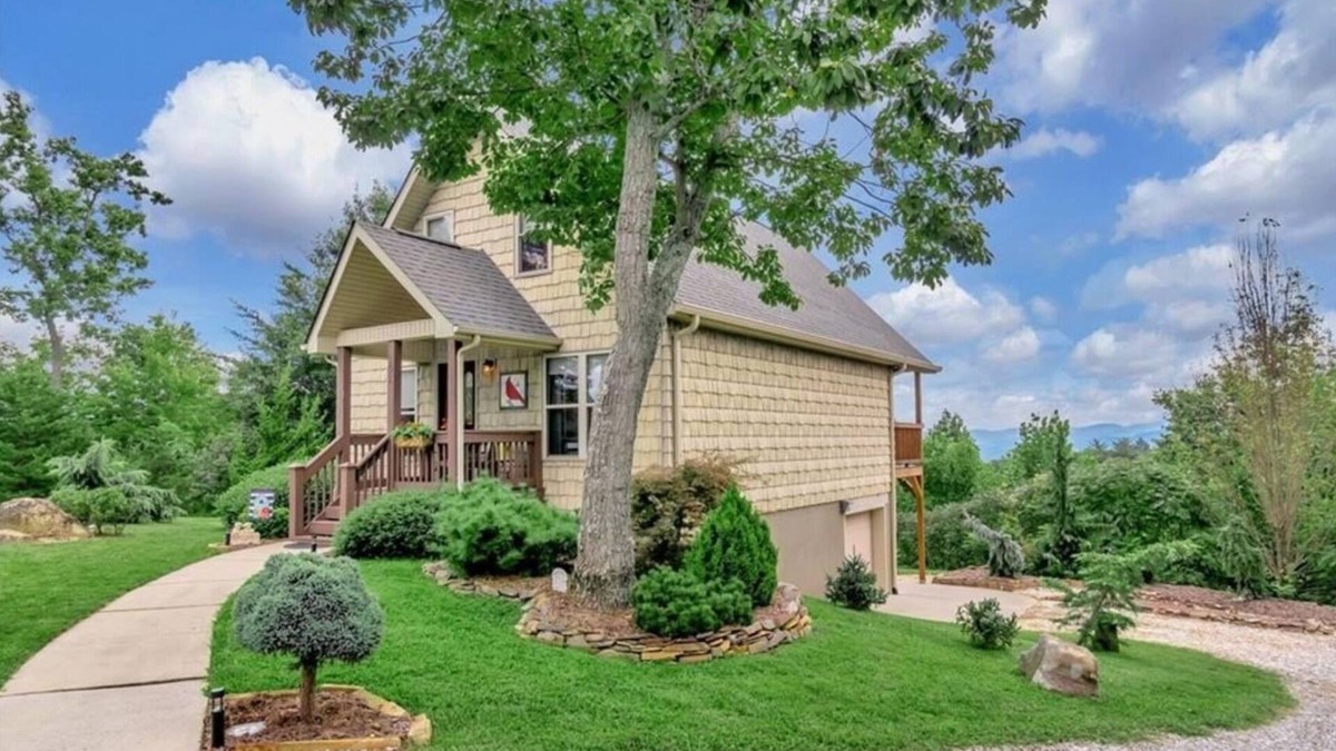 Boomer Cabin | Wilkes County Western NC 3br Cottage with Hot Tub!