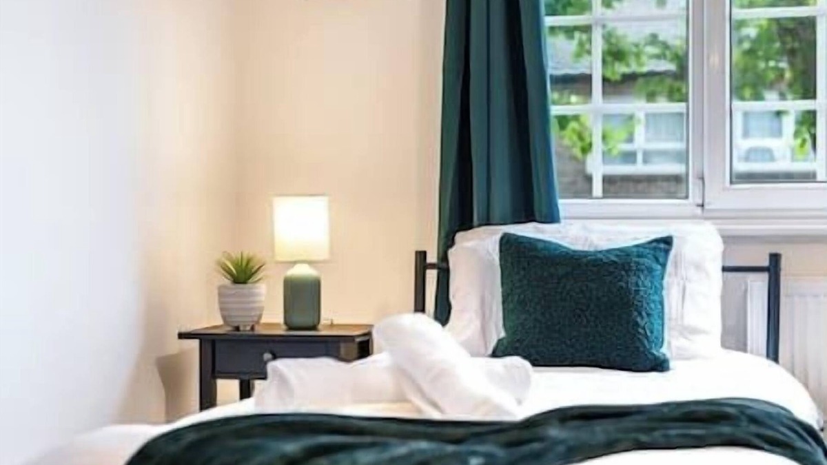 Custom House House | Wilkinson's Home, Great for Contractors, Free parking, Near London Excel