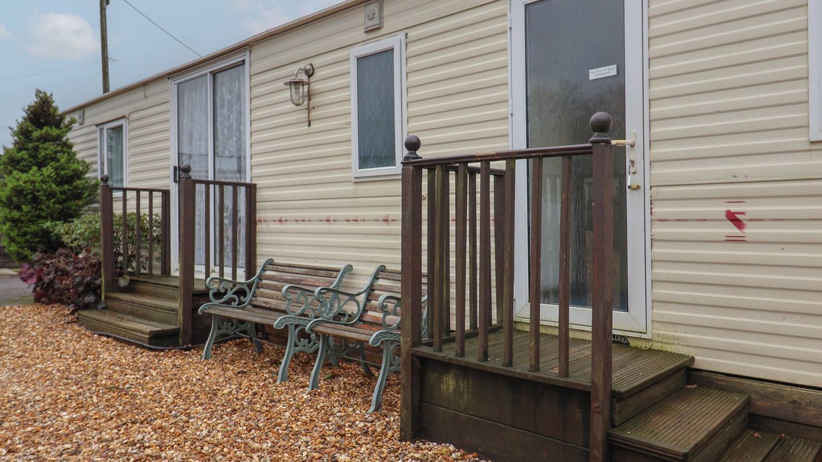 Chard Cottage | WILLEBBY, family friendly, with a garden in South Chard