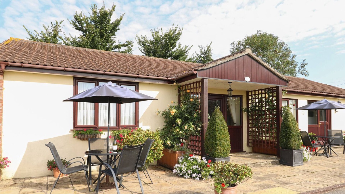 Wincanton Cottage | WILLOW BARN, family friendly, character holiday cottage in Wincanton