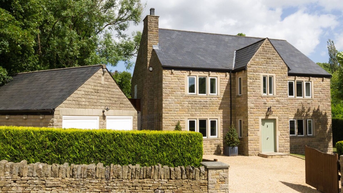 Padfield Cottage | WILLOW BROOK, pet friendly, with open fire in Glossop