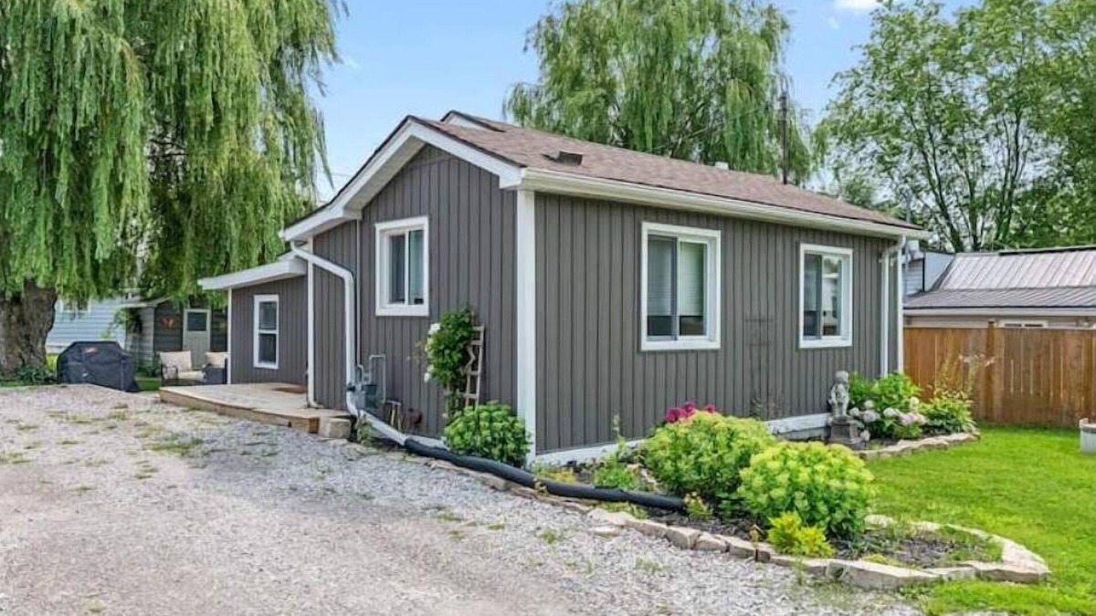 Selkirk Cottage | Willow by the Lake