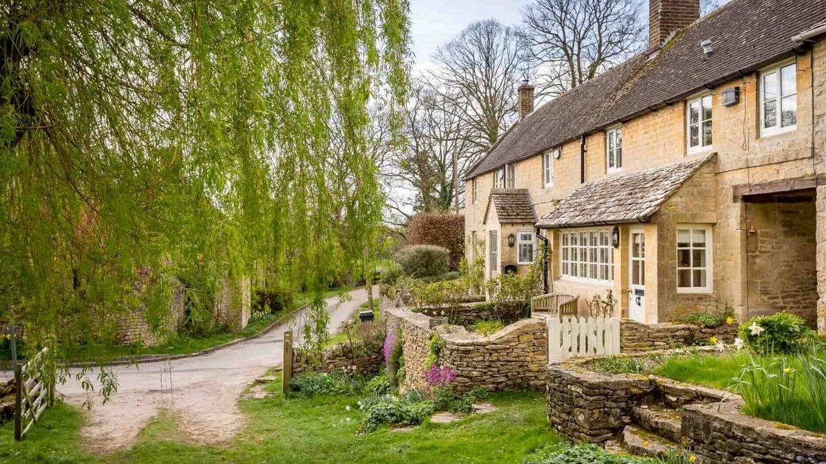 Chedworth Cottage | WILLOW COTTAGE, family friendly in Bourton-On-The-Water