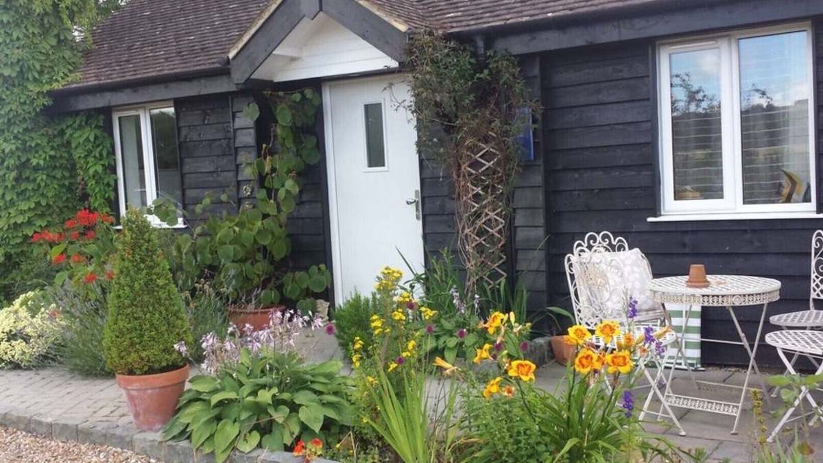 Harrietsham Cottage | Willow Cottage in idyllic Kent setting.