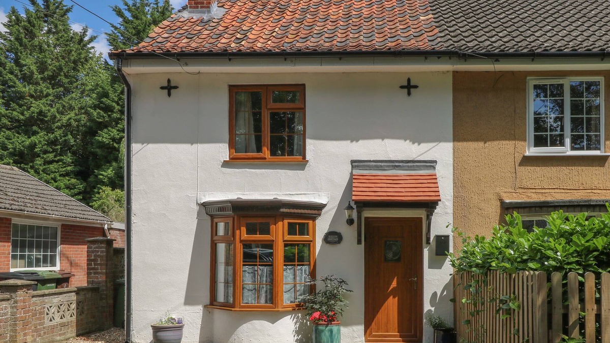 Saham Toney Cottage | WILLOW COTTAGE, pet friendly, with a garden in Watton
