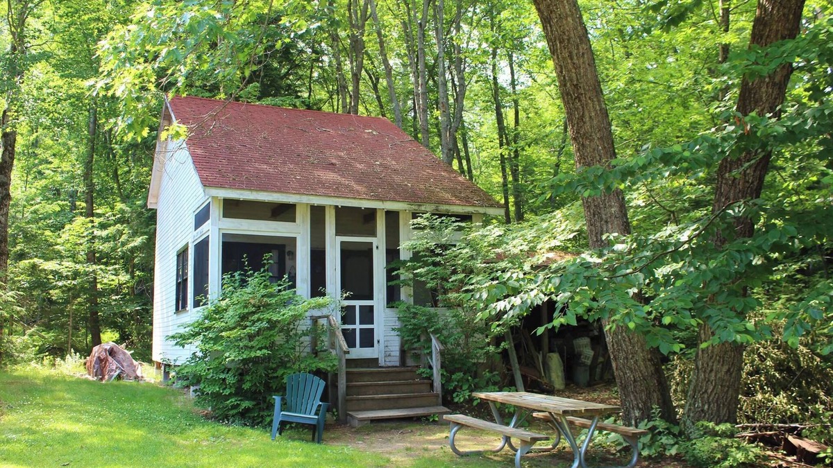 North Sebago Cottage | Willow Cottage-Private Beach-Pets Welcome - Round Table Lodge, Sebago, Maine
