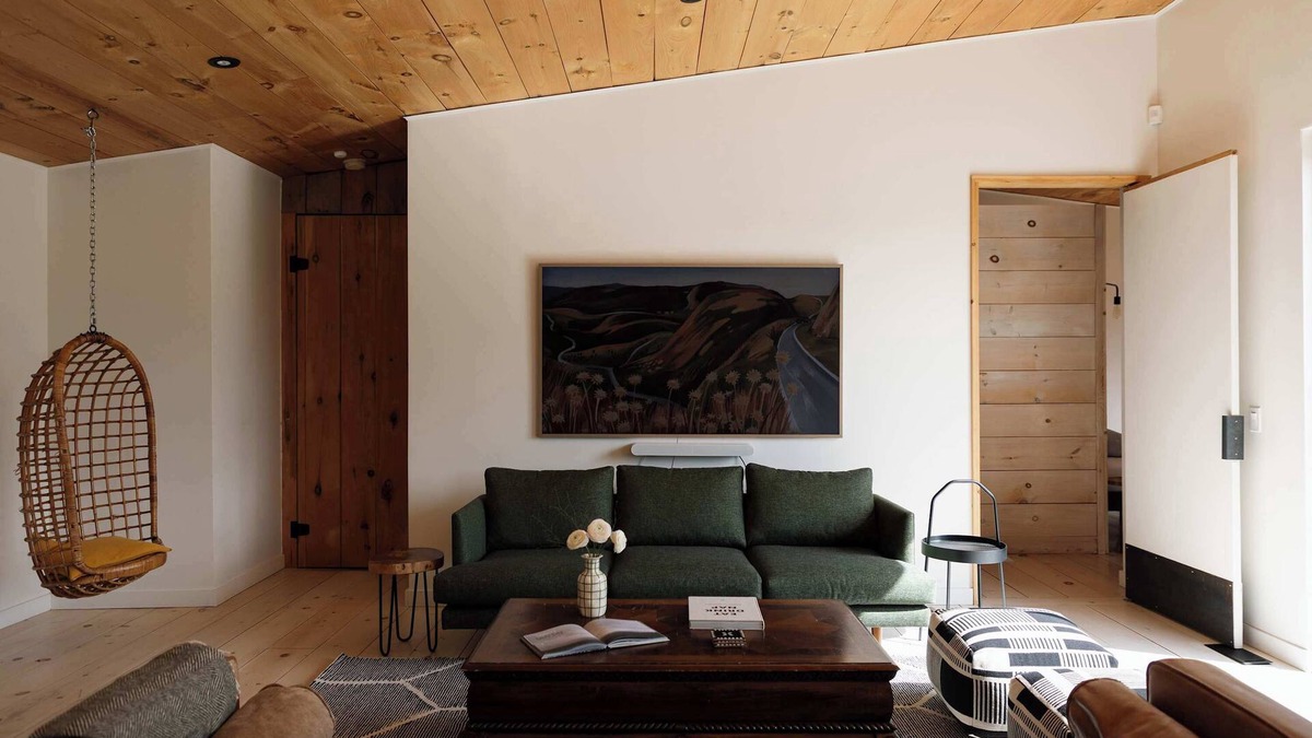 Hillier House | Willow Creek - Modern Sunlit Bungalow