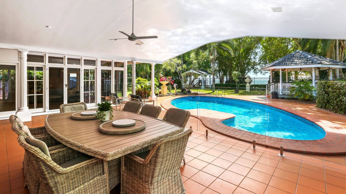 Kewarra Beach House | Willow Garden Stays Cairns - Beachfront Luxury Home