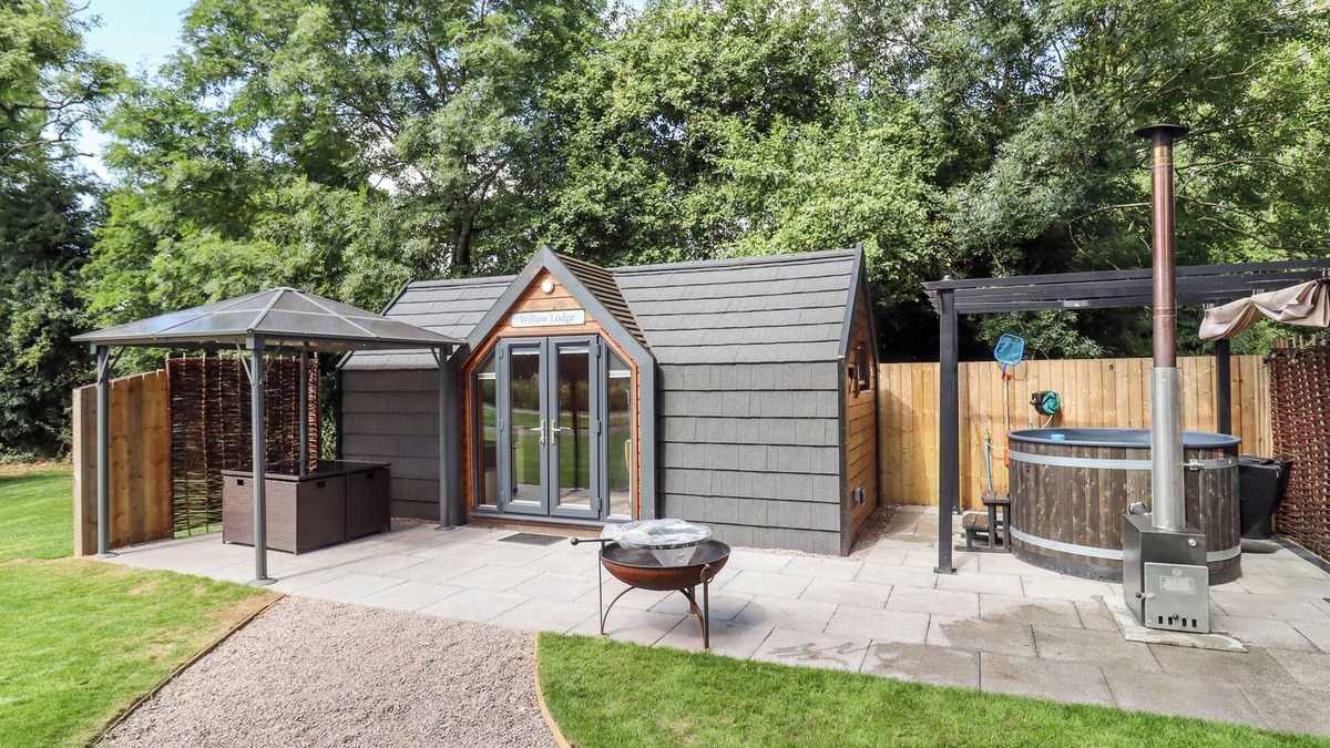 Middleton Cheney Cottage | WILLOW LODGE AT BRIDGE LAKE FARM & FISHERY, romantic in Chacombe