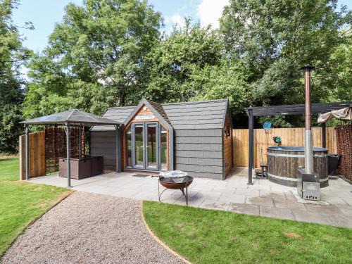 Middleton Cheney House | Willow Lodge At Bridge Lake Farm & Fishery
