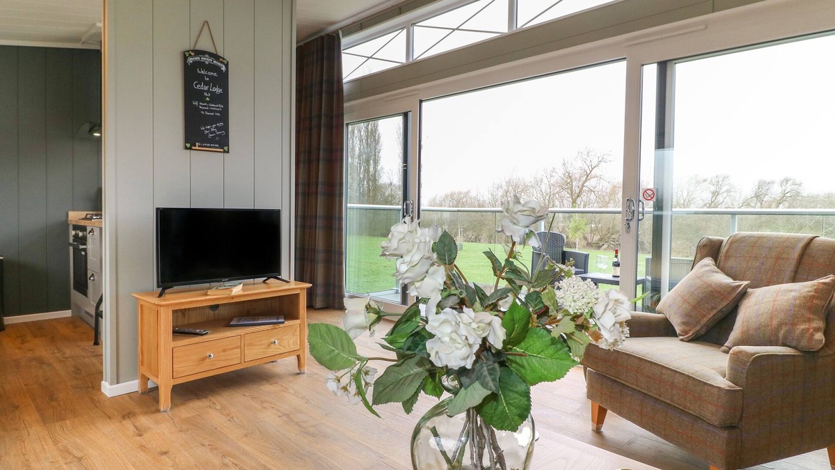 Newark Cottage | WILLOW LODGE, family friendly, with a garden in Newark-On-Trent
