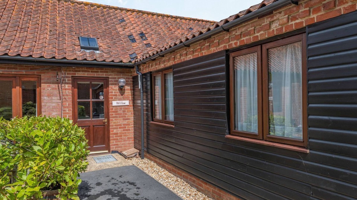 Foxley House | WILLOW, romantic, with a garden in Foulsham