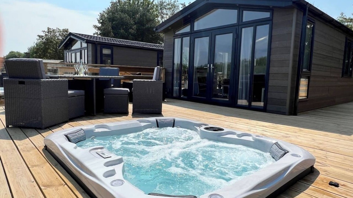 Frognall Cabin | Willow's Dog Friendly Lodge With Hot Tub