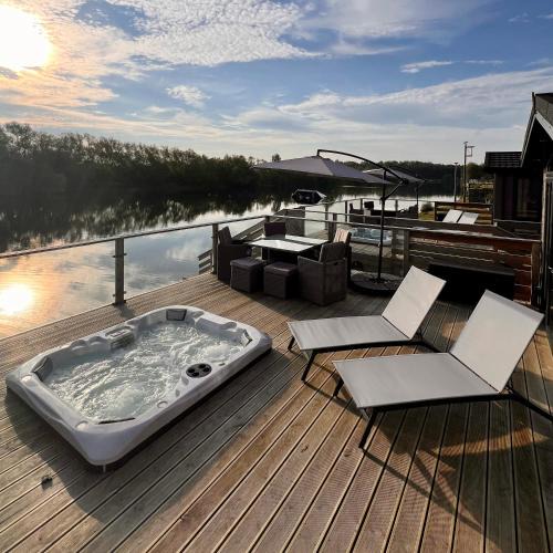 Greatford House | Willow's Lakeside Lodge With Hot Tub at Tallington Lakes