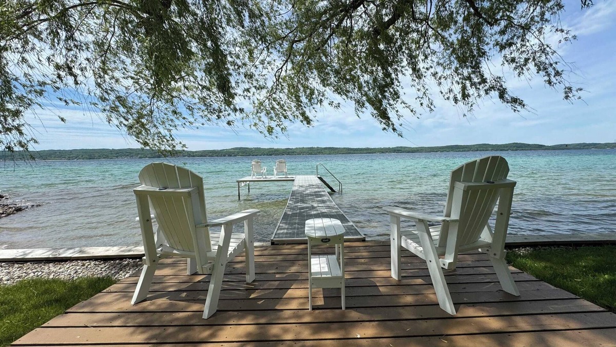 Suttons Bay Cabin | Willow Tree Cottage: Waterfront on Suttons Bay