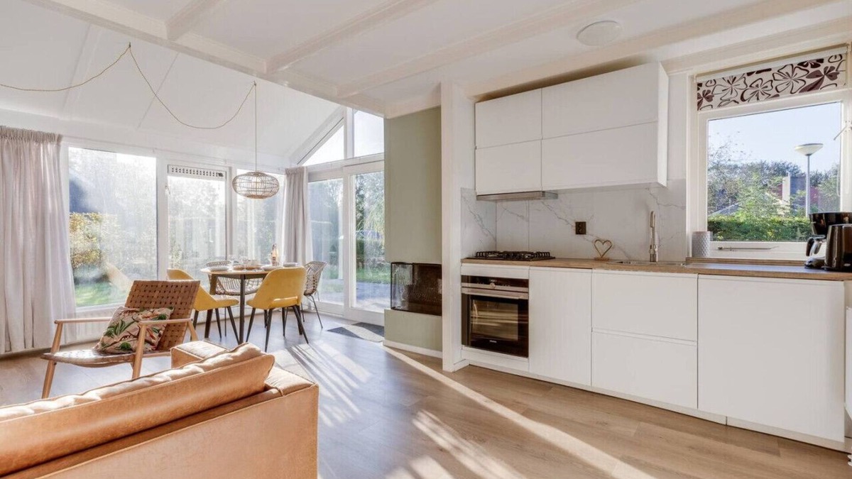 Zwiggelte House | Willow Warbler I Modish Chalet with Broad Garden