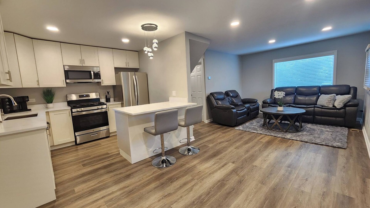 Willowbrook House | Willowbrook Gem 3-bedroom house with AC, WiFi, next to Forest Preserve
