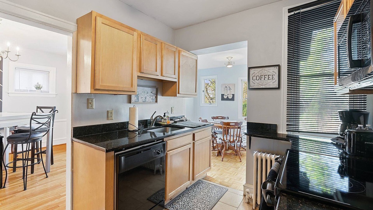 Wilmington House | Wilmington Classic Home 💎 King Bd, Smart Tvs