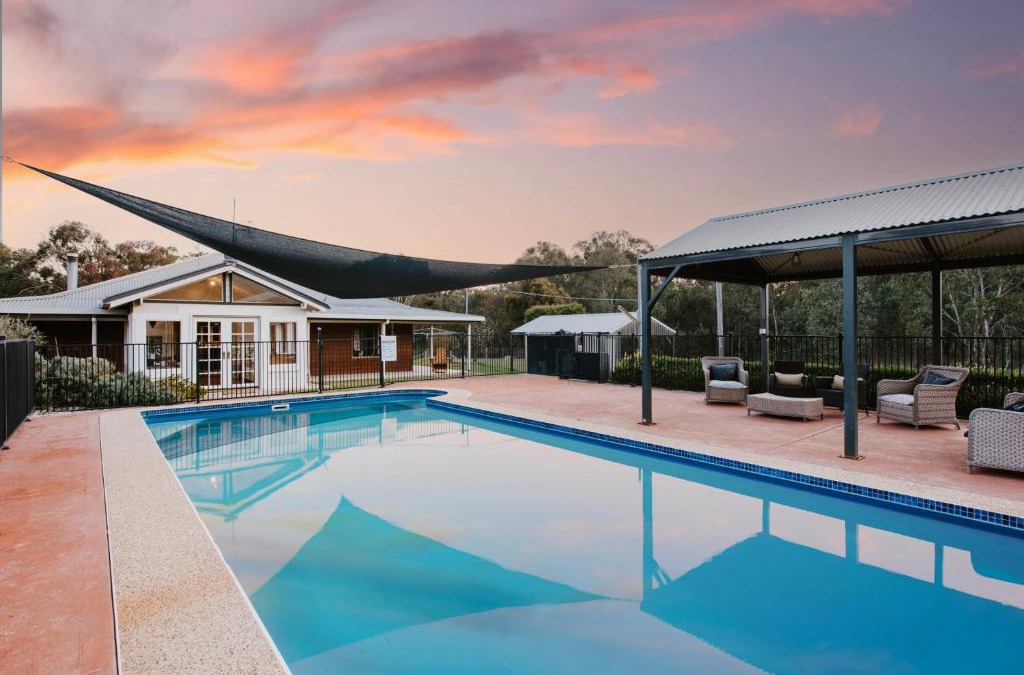 Budgee Budgee House | 'Wilpine' Poolside Country Luxury near Town