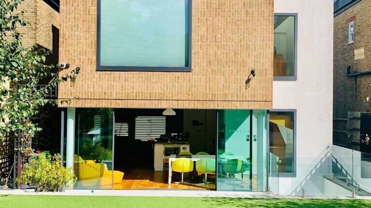 Wimbledon Park House | Wimbledon Modern Home Sleeps 8-10 with Air Conditioning & own parking
