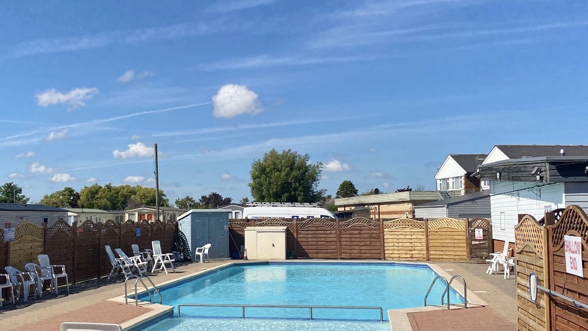 Icklesham House | Winchelsea Coastal Holiday Home Close to Pool & Beach