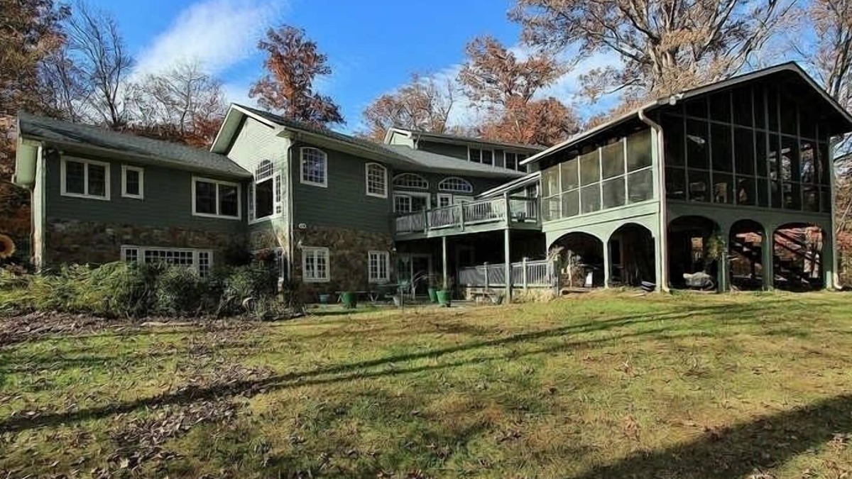 Moneta House | Wind Family Compound-Best LARGE Rental on SML! 8000sq feet!