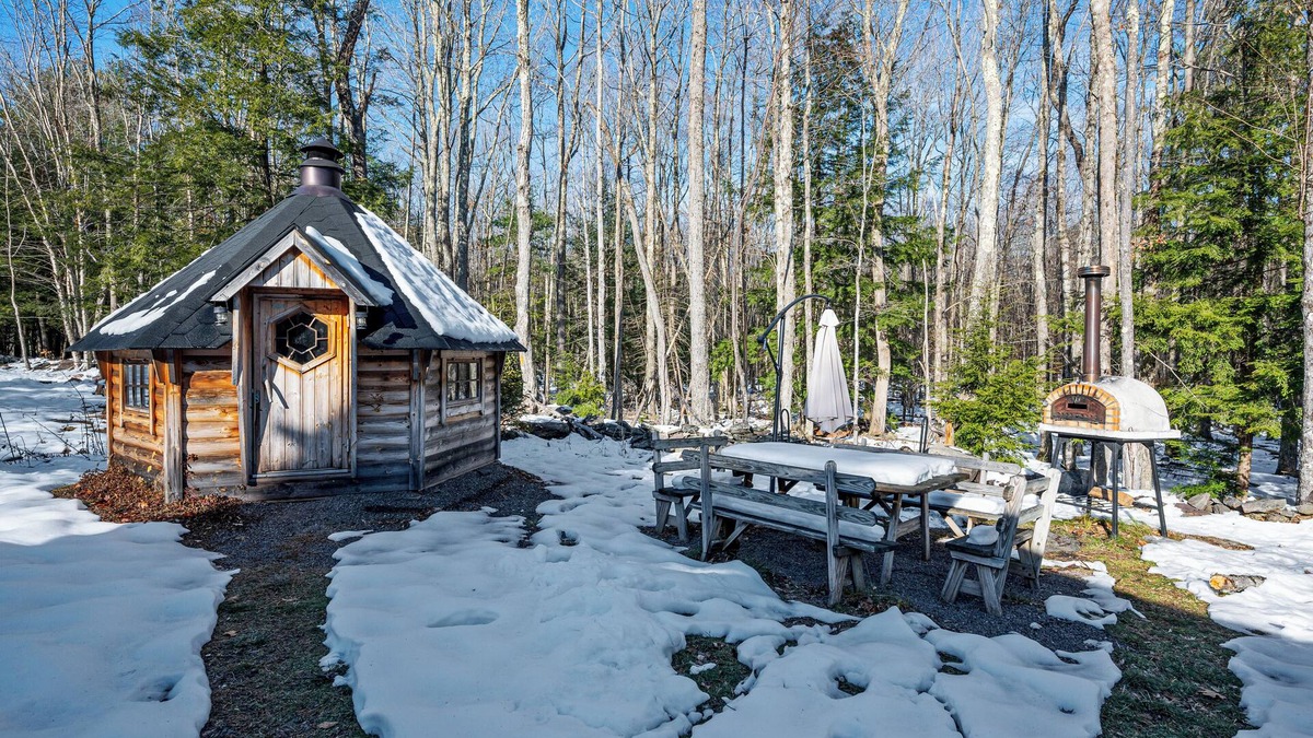 Maplecrest House | Windham Chalet with BBQ Hut, Pizza Oven and Hot tub