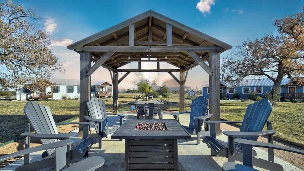 Fredericksburg House | Windmill Meadows Cottages-Firepit-Hill Country