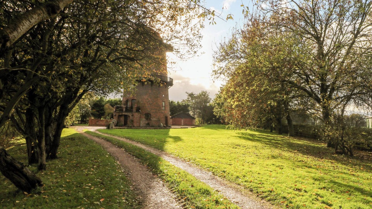 Ormskirk Cottage | WINDMILL ON THE FARM, family friendly, with a garden in Burscough