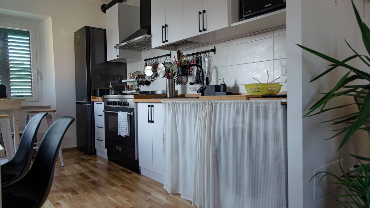 Recanati Old Town Apartment | Window to the Sea